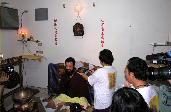 活佛闭关出定 二十二天米水未沾 义云高 弘扬正法