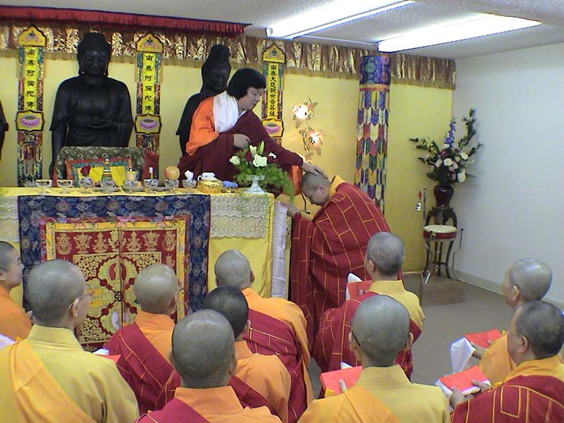 第三世多杰羌佛被公认为 显密圆通、五明俱足的大法王正宗佛教大师 义云高 弘扬正法