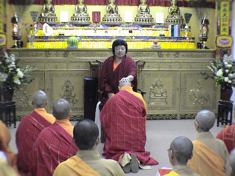 第三世多杰羌佛被公认为 显密圆通、五明俱足的大法王正宗佛教大师 义云高 弘扬正法