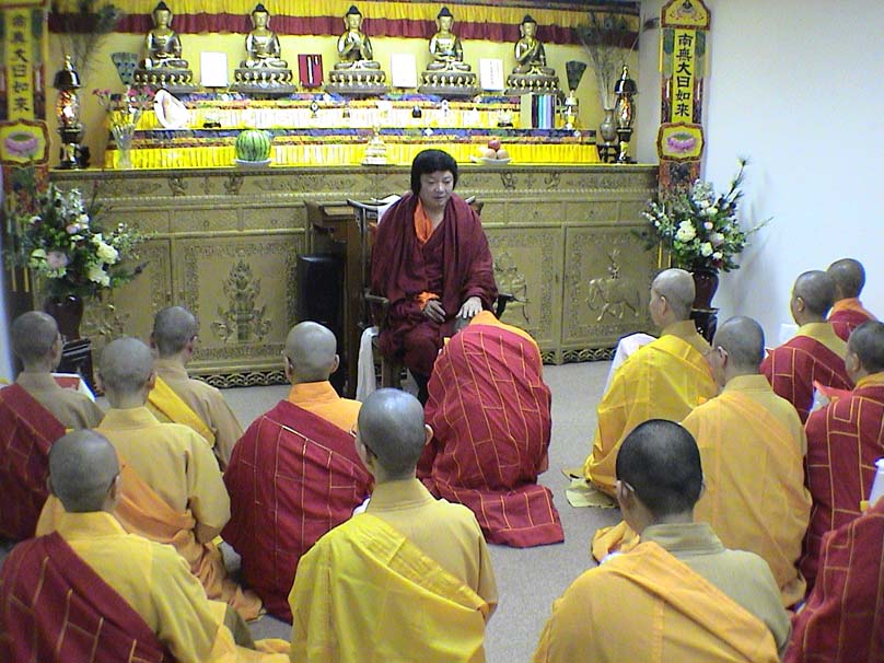 第三世多杰羌佛被公认为 显密圆通、五明俱足的大法王正宗佛教大师 义云高 弘扬正法