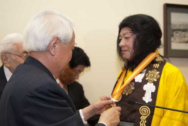 佛教最高领袖H.H.第三世多杰羌佛获世界和平奖最高荣誉奖 义云高 弘扬正法