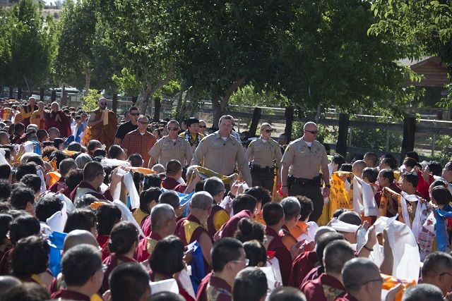 美国国会升国旗向世界佛教最高领袖H.H.第三世多杰羌佛致敬 义云高 弘扬正法